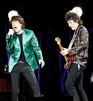 Mick Jagger y Ronnie Wood, durante el concierto. (Foto: EFE)