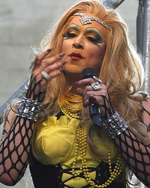Una 'drag queen' se prepara para las fiestas de Chueca. (Foto: REUTERS)