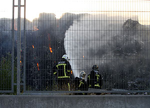 Imgenes de los bomberos en plenas labores de extincin. (Foto: EFE