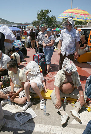 Viajeros evacuados del aeropuerto de Ibiza. (Foto: EFE)
