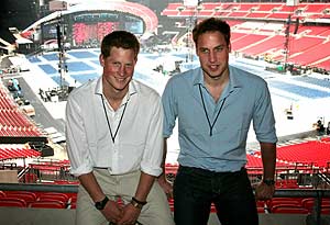 Los prncipes Guillermo y Enrique, el snado, en el estadio de Wembley. (Foto: AP)