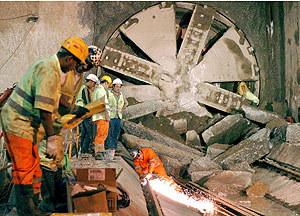 Varios trabajadores despejan el paso de una tuneladora en Sevilla. (Foto: EFE)