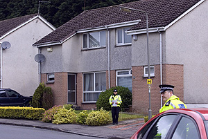 La polica registra una casa en los alrededores del aeropuerto de Glasgow. (Foto: AP)