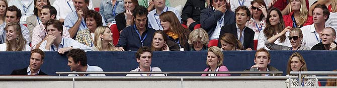 El príncipe Guillermo, primero por la izqa.; su ex novia, segunda por la dcha. en la tercera fila. (Foto: REUTERS)