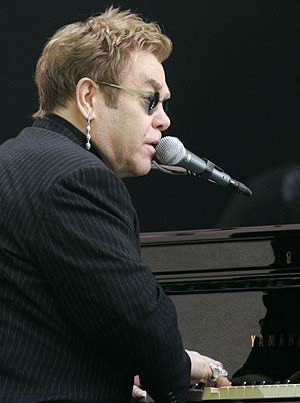 Elton John, protagonista del concierto, sentado en su piano. (Foto: REUTERS)