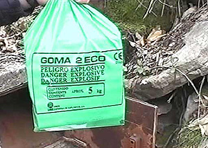Una bolsa de plstico con cinco kilos de Goma 2 ECO.