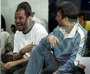 'El Egipcio' bromea con Mahmoud Slimane Aoun en la ltima sesin del juicio. (Foto: EFE)