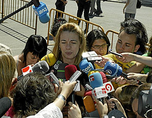 Pilar Manjn atiende a los medios. (Foto: Kike Para)