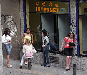 Varias prostitutas en la calle Montera. (Javi Martnez)