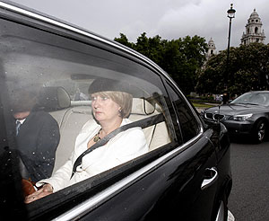 La ministra britnica del Interior, Jacqui Smith, llega al Parlamento. (Foto: REUTERS)