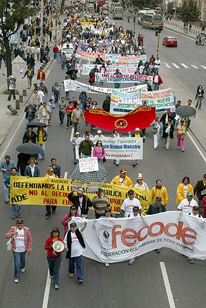 Un grupo de trabajadores colombianos participa en una manifestacin. (Foto: EFE)