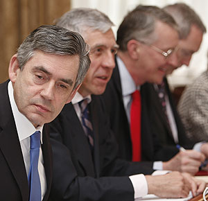 Brown, junto a varios miembros de su gabinete, en Downing Street. (Foto: AFP)