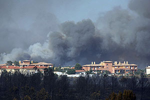 Vista general de la humareda producida por el incendio de Mont-roig del Camp. (Foto: EFE)