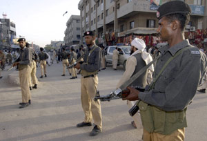 Policas paquistanes montan guardia frente a los radicales en los alrededores de la Mezquita Roja. (Foto: AFP)