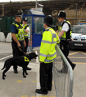 Varios policas junto a una estacin de tren de Londres. (Foto: EFE)