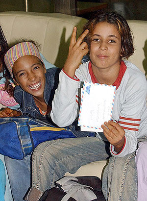 Dos de los 442 nios saharauis que sern acogidos por diferentes familias para pasar el verano en Extremadura. (EFE)