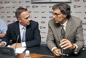 El presidente de la Liga de Ftbol, Jos Luis Astiazarn (i), junto a Tacho Benet. (Foto: EFE)