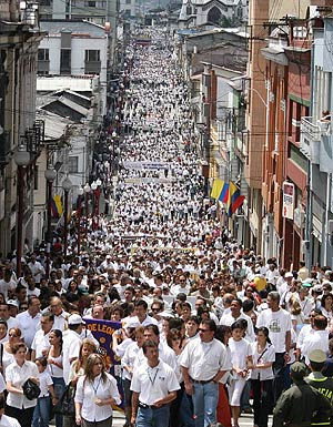 Miles de colombianos marchan en una de las manifestaciones. (Foto: REUTERS)