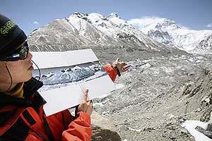 Un miembro de greenpeace muestra el estado actual de un glaciar himalayo mostrando una fotografa de su situacin hace 20 aos. (Foto: Reuters)