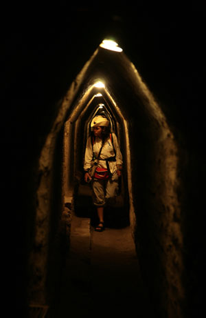 Una expedicionaria atraviesa el largo tnel del interior de la pirmide. (Foto: ngel Colina)