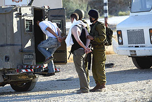 Soldados israeles detienen en Naplusa a dos palestinos que llevaban explosivos. (Foto: EFE)