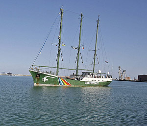 El buque insignia de Greenpeace, Rainbow Warrior, a su llegada al Puerto de Sagunto (Valencia). (Foto: EFE)