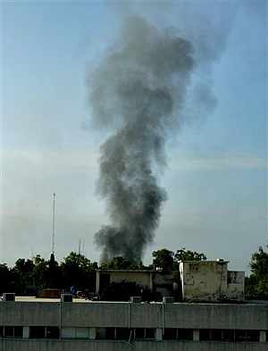 Una columna de humo sale del edificio religioso. (Foto: AP)