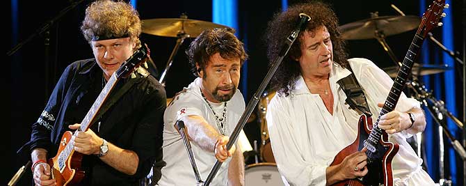 Paul Rodgers (en el centro) y Brian May (izquierda) durante la gira 'European Tour 2005'. (Foto: Reuters)