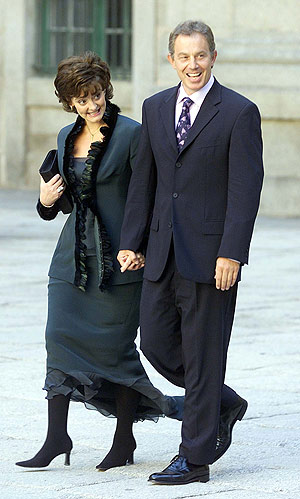 Tony Blair y su esposa, Cherie, a su llegada a la Baslica de El Escorial en 2002. (Foto: AP)