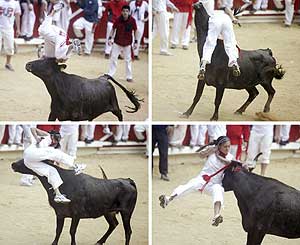 Secuencia de una vaca volteando a una chica tras el encierro. (Foto: REUTERS)