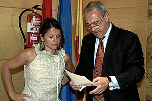 Elena Biurrum (Vecinos Por Torrelodones) y el alcalde Carlos Galbeño (Foto: Diego Sinova)