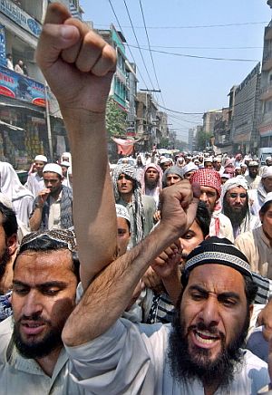 Un grupo de paquistanes claman contra el Gobierno tras el asalto a la Mezquita Roja. (Foto: AFP)
