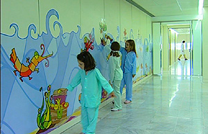 Una ilustración en la pared de un hospital. (Foto: CurArte)