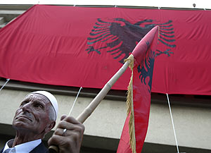 Un manifestante de origen albanés pide la independencia de Kosovo. (Foto: AP)