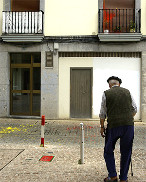 Un anciano se dirige hacia su vivienda. (Foto: Carlos Garca)
