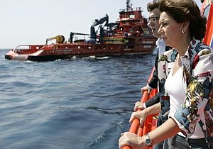 Magdalena lvarez, junto al presidente del Gobierno balear, Francesc Antich, a bordo de la embarcacin 'Salvamar Markab'. (Foto: EFE)