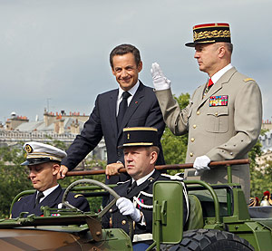 Nicolas Sarkozy y el jefe de la Armada francesa en los Campos Elíseos. (Foto: AFP)