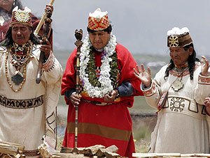 Evo Morales, en el centro, ataviado con vestimentas tpicas. (Foto: EFE)