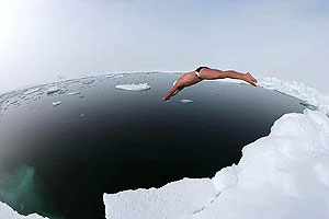 Pugh, en el momento de lanzarse a las fras aguas del Polo Norte. (Foto: AP)