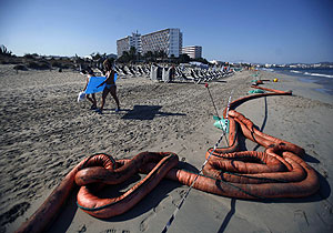 Barrera absorbente en la playa de Bossa. (Foto: AFP)