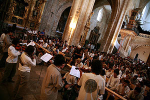 Un grupo de 'ruteros' tocando msica en la iglesia de San Hiplito. (Foto: ngel Colina)