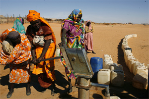 Unas mujeres extraen agua de un pozo en el campo de refugiados . (Foto: EFE)