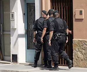 Varios guardias civiles buscan, casa por casa, al etarra huido. (Foto: EFE)