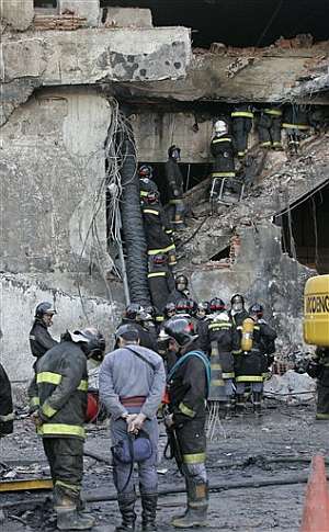 Los bomberos buscan cuerpos en los escombros del edificio contra el que choc el avin. (Foto: AP)