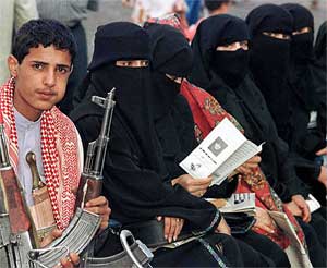 Un hombre armado sentado junto a un grupo de mujeres en Yemen. (Foto: REUTERS)