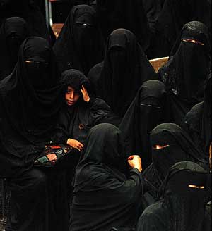 Un grupo de mujeres durante un acto poltico en San. (Foto: AP)