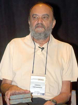 Roberto Fontanarrosa durante un festival literario en Colombia. (Foto: EFE)