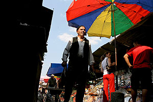 Un ciudadano albano camina por un mercado de la capital kosovar. (Foto: EFE)