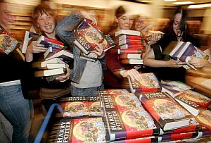 Un grupo de fans compra el libro en Alemania. (Foto: EFE)