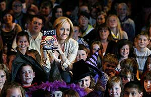 La autora, J. K. Rowling, en la lectura que hizo en el Museo de Historia Natural de Londres. (Foto: Reuters)
